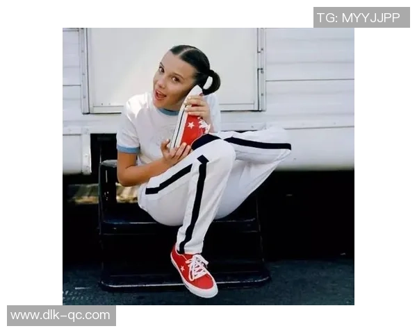 带头绳的足球明星如何引领球场风潮与时尚潮流的完美结合