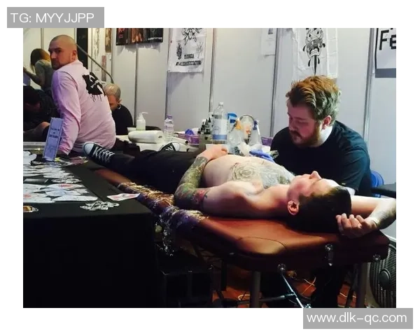 足球明星背部纹身艺术揭秘展现个性与荣耀的完美结合 足球明星背部纹身艺术揭秘展现个性与荣耀的完美结合