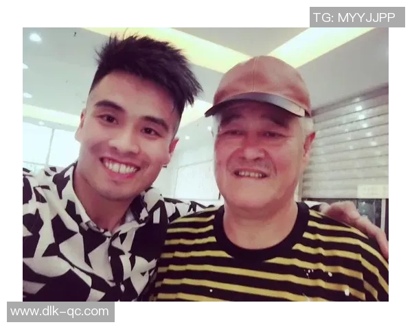 赵本山与足球明星亲密合影展现幽默风采引发网友热议与回忆