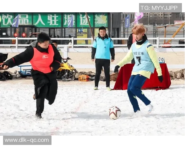 在雪地中奔跑的足球明星们展现冬季运动的激情与魅力